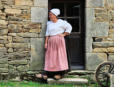 Poul Fétan : ferme bretonne de 1850 - figurante en costume d'époque