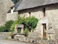 Lanvaudan : maison à  toit de chaume - puit devant la maison