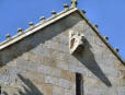Kernascléden : l'église Notre Dame - sculpture sur un pignon