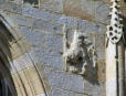 Kernascléden : l'église Notre Dame - sculpture sur mur 2