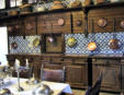 Château de Keriolet : la cuisine - table - meubles - ustensils en cuivre