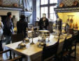 Château de Keriolet : la cuisine - table et ustensils de cuisine - explications par un guide
