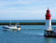 Le Guilvinec : bateau rentrant au port - sémaphore