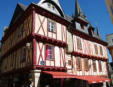 Vannes : maison rouge à colombages