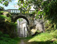 Le Faouêt : Chapelle Saint Barbe - chemin au dessous du pont de pierre