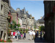 Rochefort en Terre - grande place du village avec des touristes