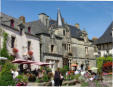 Rochefort en Terre - place du village - les commerces - les parterres de fleurs - les maisons anciennes