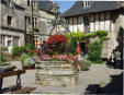Rochefort en Terre - place du  village - fontaine fleurie - maisons anciennes en pierres