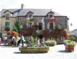 Rochefort en Terre - place du village avec parterres de fleurs et maison fleurie et fontaine