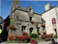 Rochefort en Terre  - maison en pierres fleurie avec commerce