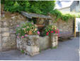 Rochefort en Terre - fontaine fleurie dans une rue du village