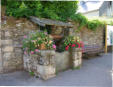 Rochefort en Terre - fontaine fleurie dans une rue du village