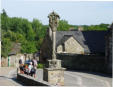 Rochefort en Terre - monument religieux dans rue pavée du  village