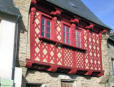 Josselin : maison à pan de bois rouge