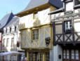 Josselin : maison à pan de bois jaune