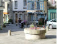 Josselin : fontaine sur une place du village
