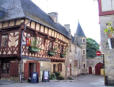 Josselin : maison à pan de bois brune vers une tour