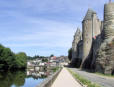 Josselin : vue du château dans l'alignement des 3 tours - rivière