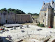 Suscinio : le château - cour intérieure - installation de scène pour spectacle