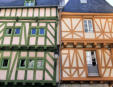 Vannes : maisons pan de bois verte et orange