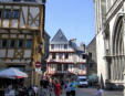 Vannes : maisons pan de bois à côté de la cathédrale