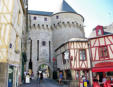 Vannes :porte médiévale- tour et maisons à colombages