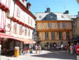 Vannes : maisons rouge et orange à colombages place de Lices