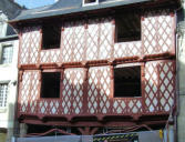 Josselin : rénovation maison à pan de bois rouge