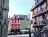 Josselin : maisons à pan de bois rouge avec commerces