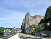 Josselin : vue du château dans l'alignement des 3 tours