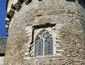Suscinio : le château - fenêtre à vitraux dans une tour