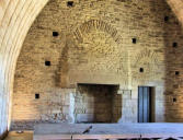 Suscinio : le château - mur en forme d'ogive avec cheminée et porte