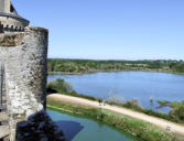 Suscinio : le château - depuis les remparts vue sur les douves et étang