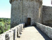 Suscinio : le château - gros plan sur le chemin de ronde arrivant à une tour
