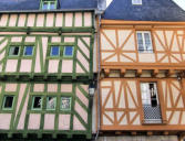 Vannes : maisons pan de bois vert et orange