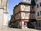 Vannes : maison pan de bois rouge