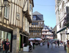 Vannes : rue commerçante bordée par des maisons pan de bois