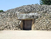 Locquemariaquer : gros plan entrée tumulus nommé Table des Marchand