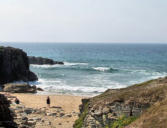 Quiberon : la côte - touristes sur la plage  aux vagues