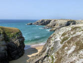 Quiberon : la côte - petite plage dans la falaise