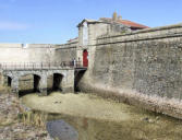 Port Louis : la citadelle - douves et pont de l'entrée