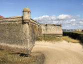 Port Louis : la citadelle - angle des remparts avec échauguette