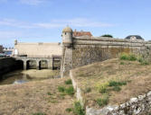 Port Louis : la citadelle - remparts et pont