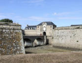 Port Louis : la citadelle - douves et entrée