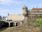 Port Louis : la citadelle - échauguette, pont et remparts