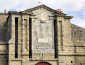 Port Louis : la citadelle - détails du fronton du portail d'entrée