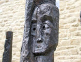Pont Scorff :exposition de sculptures bois dans les rues 