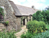 Poul Fétan : Village médiéval de 1850 - maisons particulières - toits de chaume
