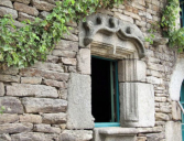 Poul Fétan : Village médiéval de 1850 - fenêtre ouvragé