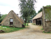 Poul Fétan : Village médiéval de 1850 - grange à fourrage et habitation